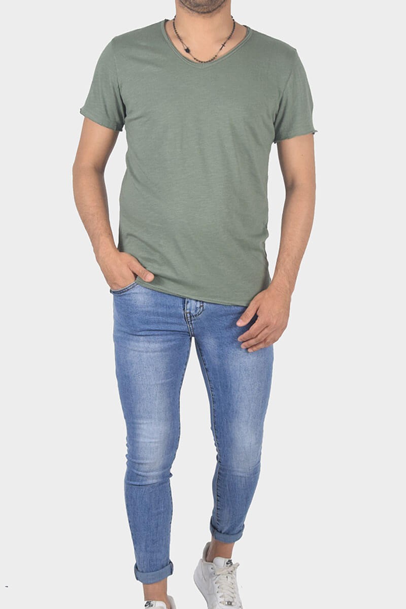 T-SHIRT CON COLLO A V