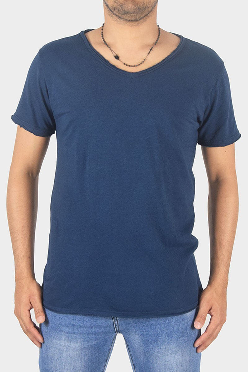 T-SHIRT CON COLLO A V