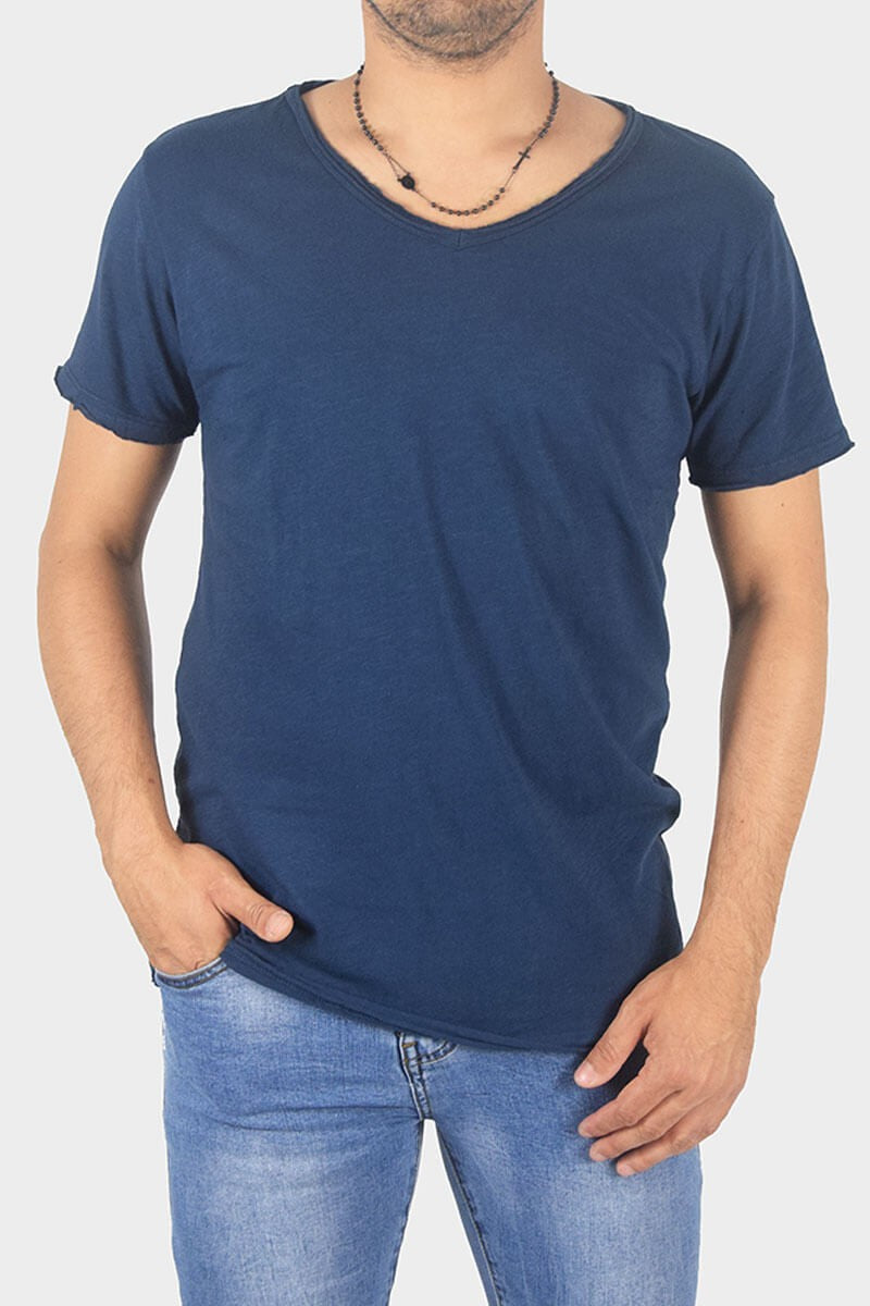 T-SHIRT CON COLLO A V