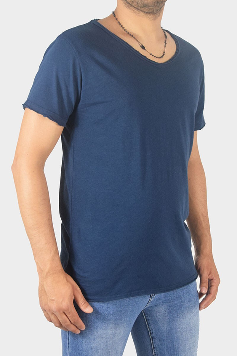 T-SHIRT CON COLLO A V