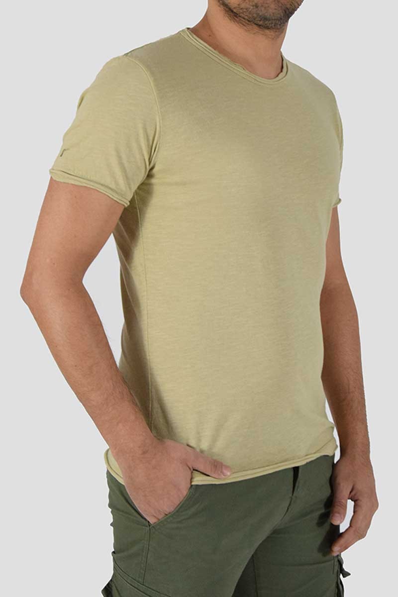 T-SHIRT CON TAGLIO VIVO