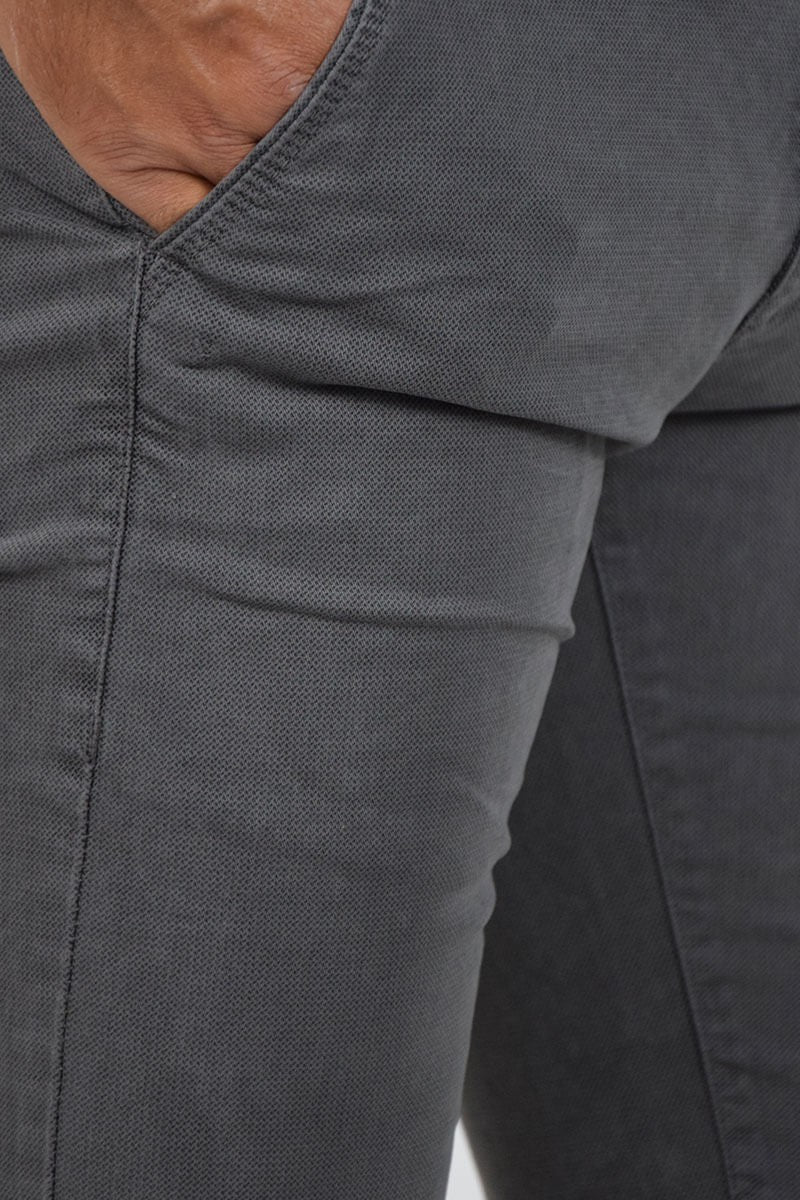 PANTALONI SKINNY CON MICROFANTASIA