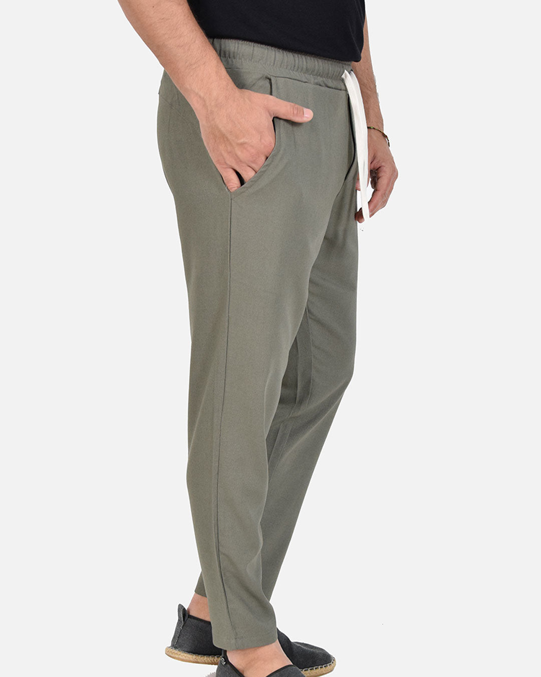Pantaloni in lino con laccio in vita