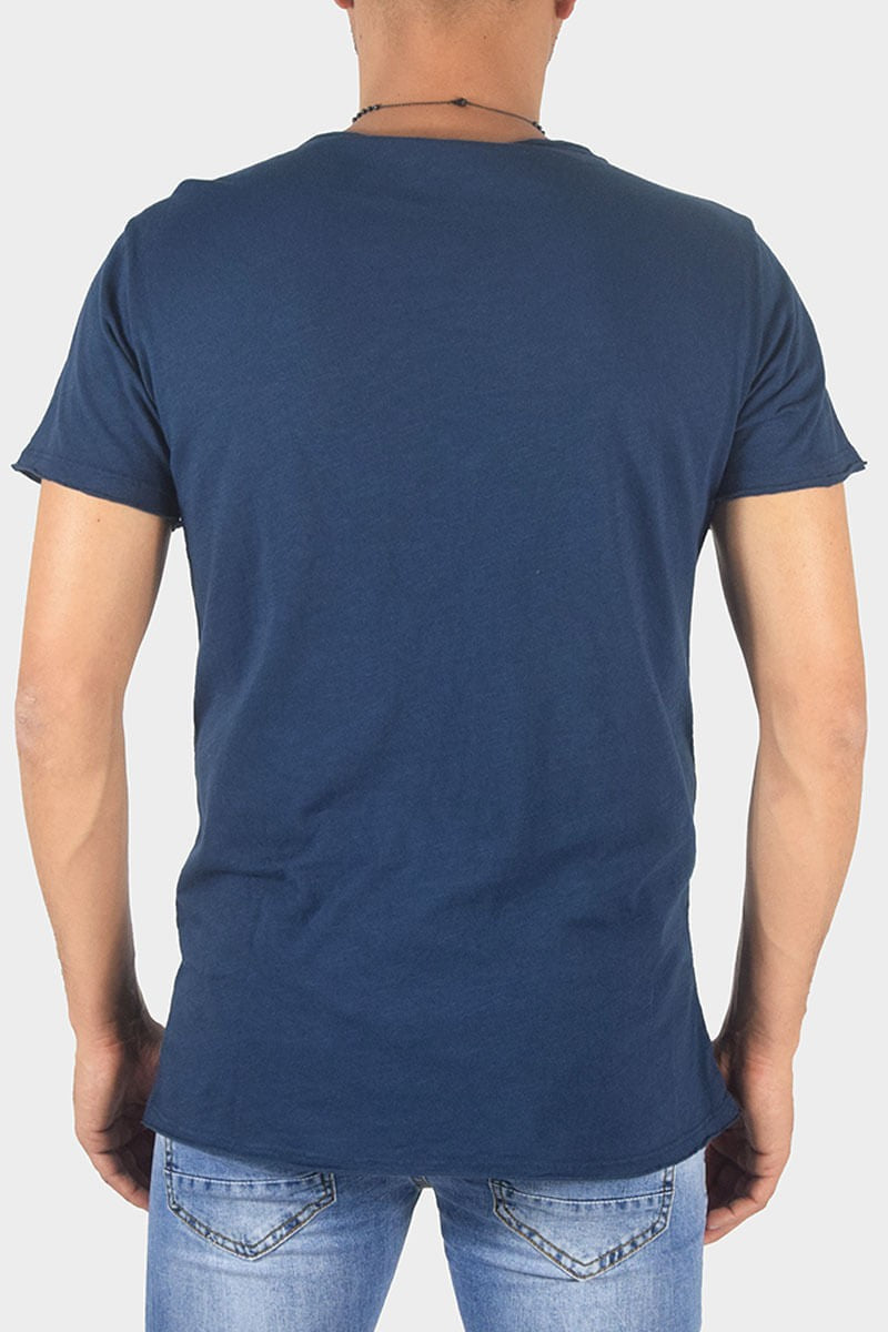 T-SHIRT CON COLLO A V