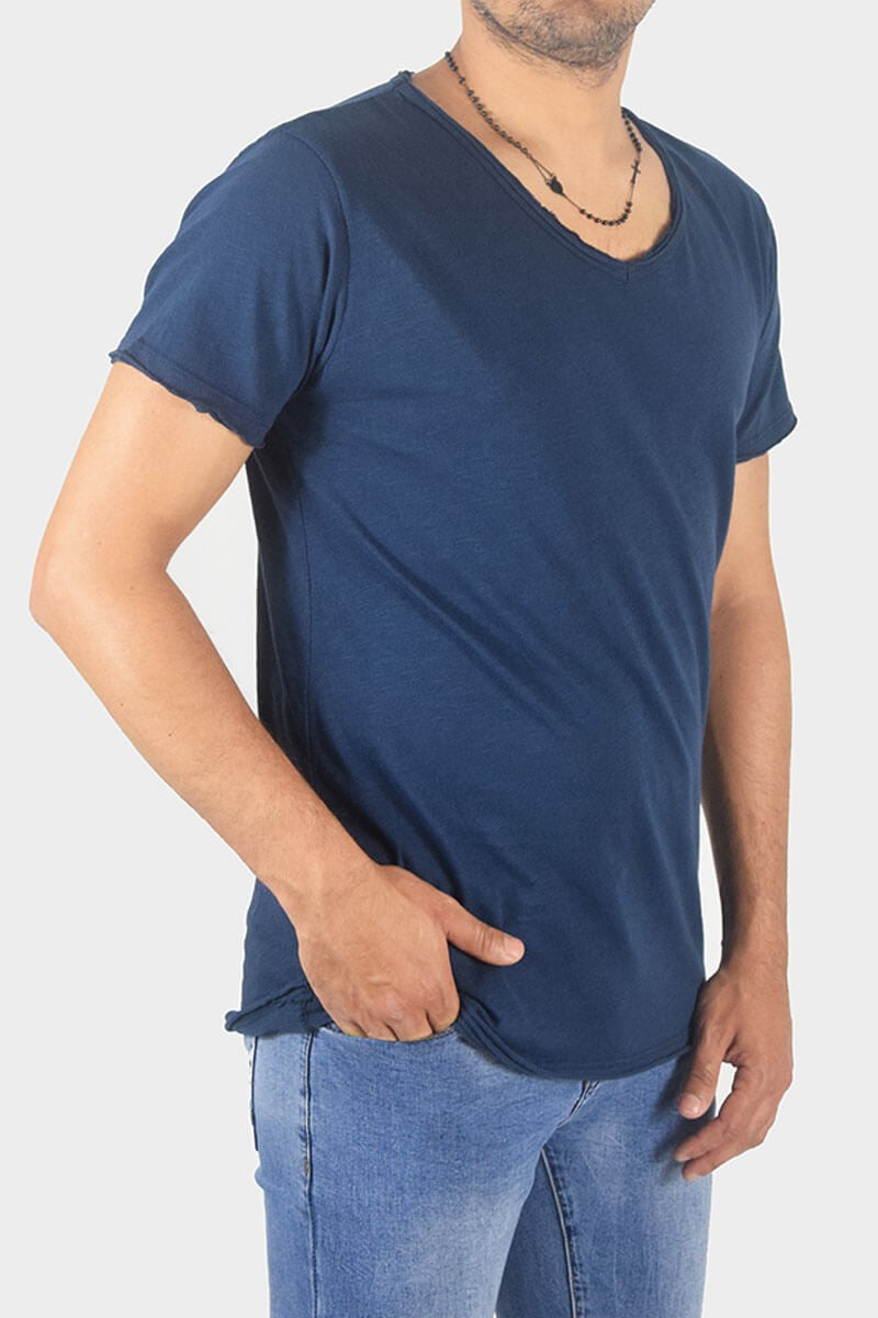 T-SHIRT CON COLLO A V