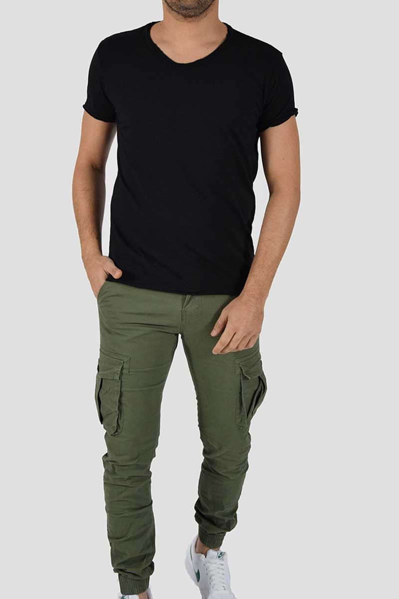 T-SHIRT CON COLLO A V