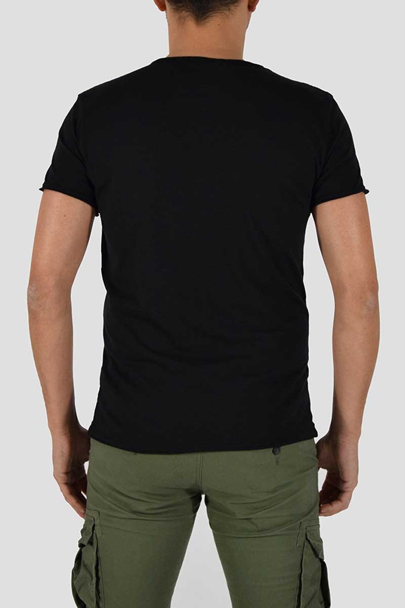 T-SHIRT CON COLLO A V