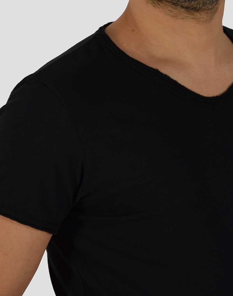 T-SHIRT CON COLLO A V