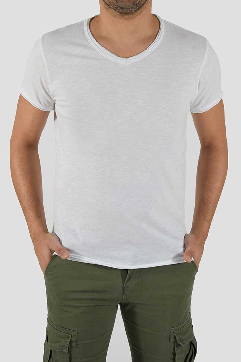 T-SHIRT CON COLLO A V