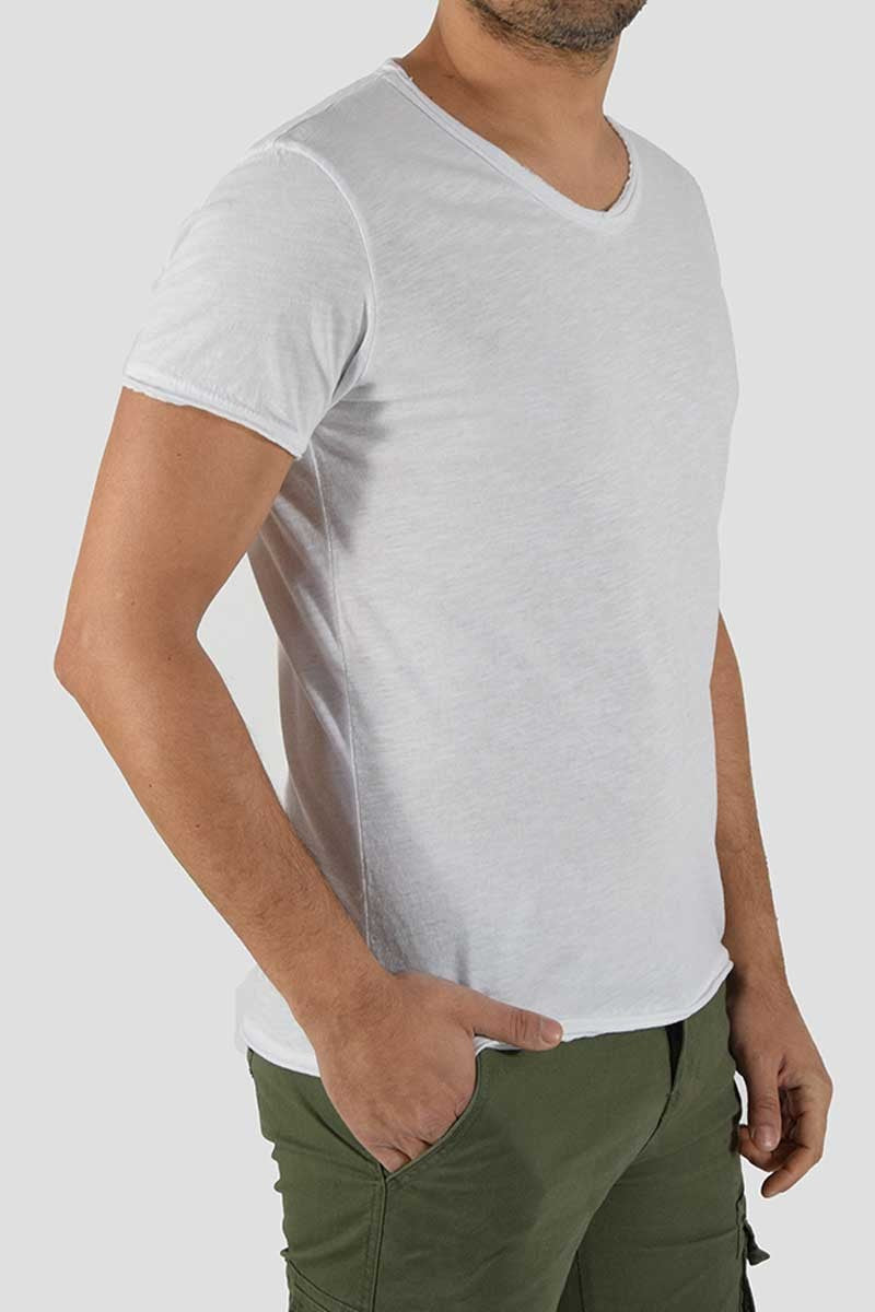 T-SHIRT CON COLLO A V