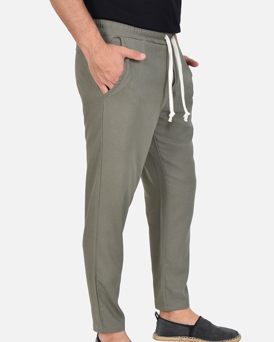 Pantaloni in lino con laccio in vita